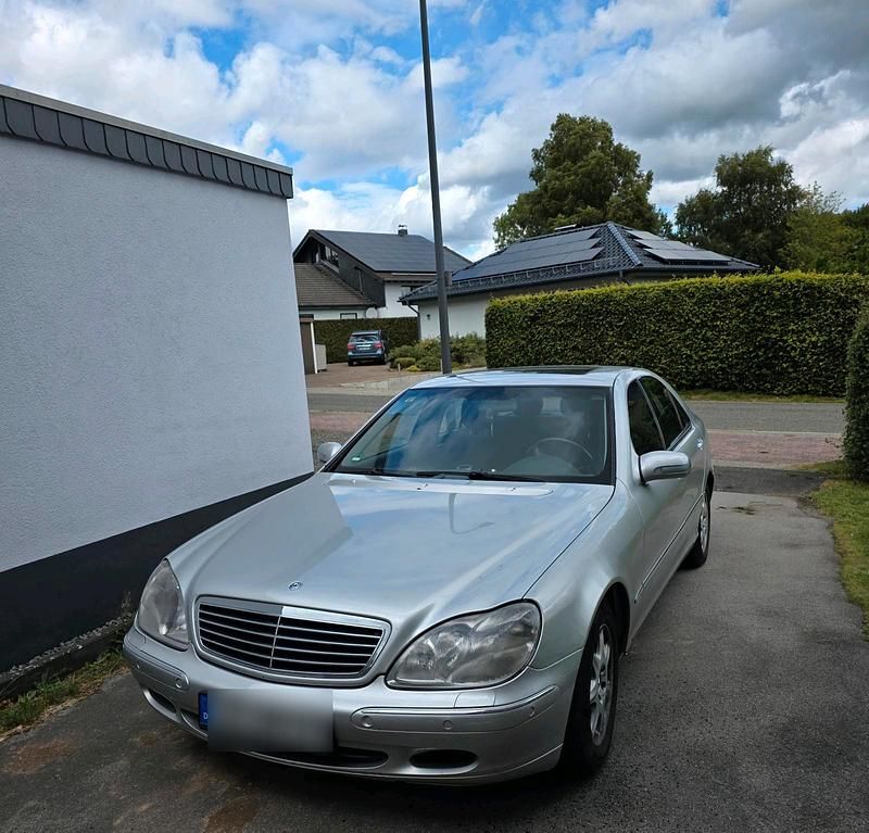 Grau Gebraucht 2002 Mercedes S320 Limousine | 1.699 € - Bild 1/4