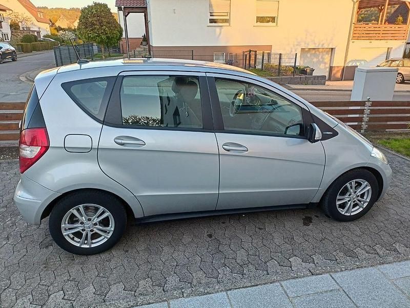 Gebraucht Mercedes A160 Avantgarde 82 PS (60 kW) 2012 Silber Van / Kleinbus