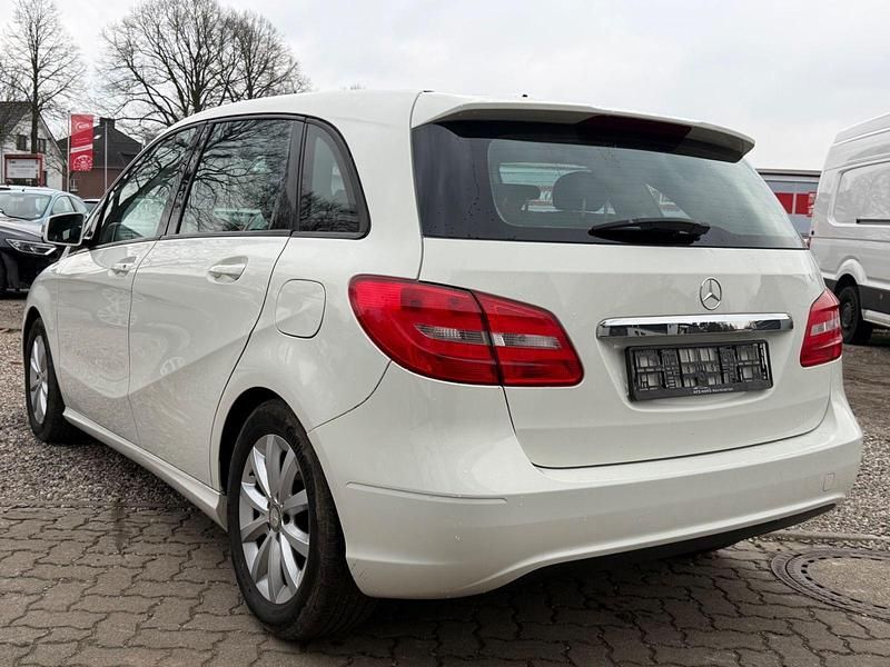 Gebraucht Mercedes B180 109 PS (80 kW) 2013 Weiß Van / Kleinbus