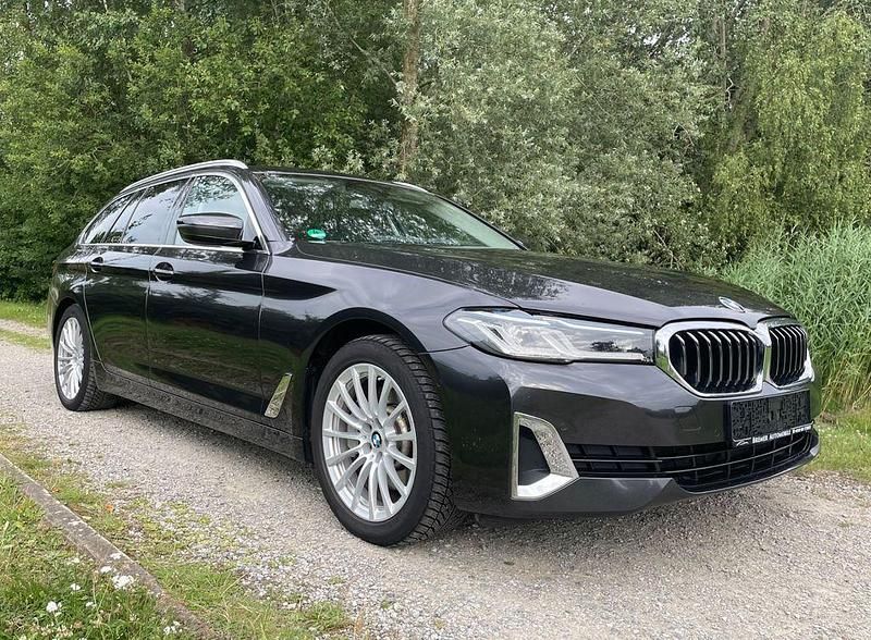Sophistograu Gebraucht 2021 BMW 530e Luxury Line Kombi | 26.490 € (Superpreis) - Bild 1/4