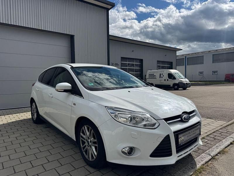 Weiß Gebraucht 2012 Ford Focus Titanium Limousine | 4.900 € (Guter Preis) - Bild 1/4