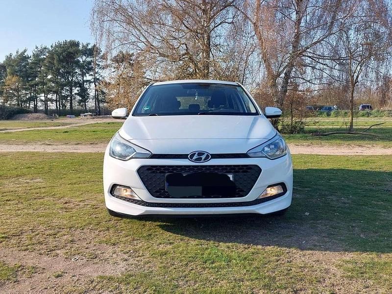 Gebraucht Hyundai i20 75 PS (55 kW) 2017 Weiß Limousine
