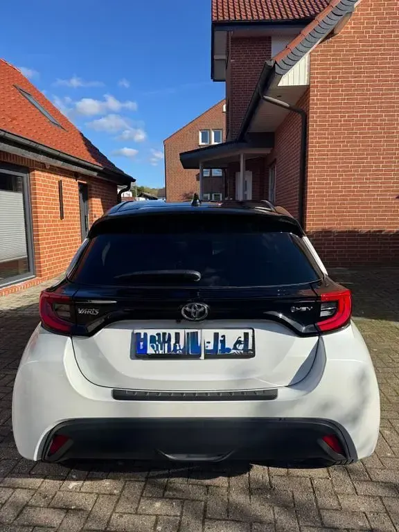 Gebraucht Toyota Yaris Hybrid 116 PS (85 kW) 2024 Weiß Kleinwagen