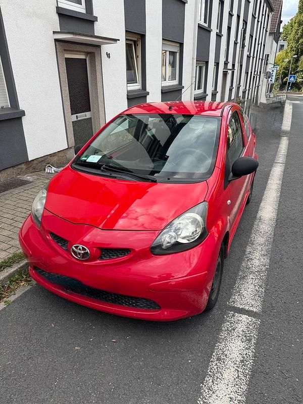 Rot Gebraucht 2005 Toyota Aygo Kleinwagen | 1.500 € (Fairer Preis) - Bild 1/4