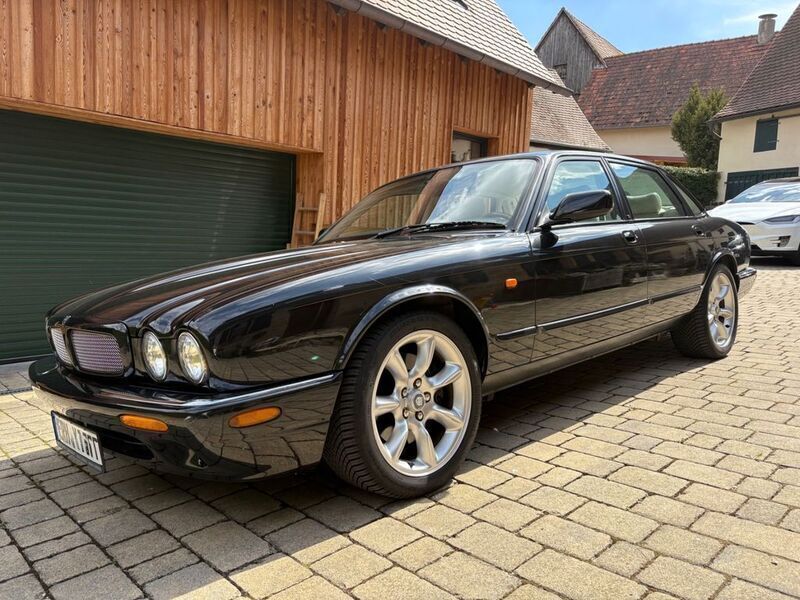 Schwarz Gebraucht 1999 Jaguar XJR Limousine | 16.950 € (Etwas zu teuer) - Bild 1/4
