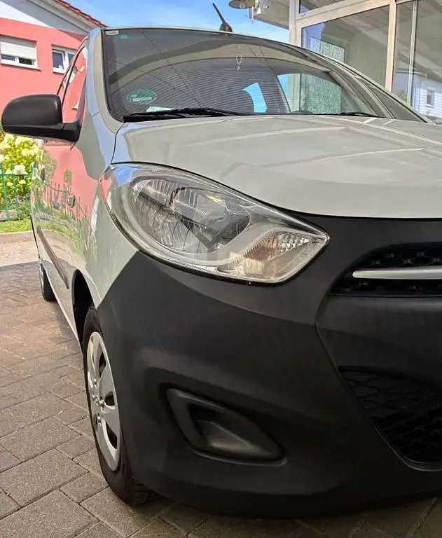 Gebraucht Hyundai i10 69 PS (50 kW) 2012 Weiß Kleinwagen