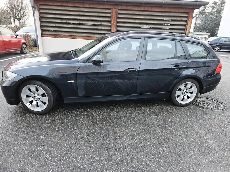 Blau Gebraucht 2009 BMW 320 Kombi | 1.750 € (Superpreis) - Bild 1/4