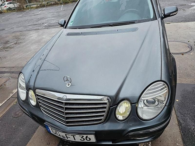 Grau Gebraucht 2009 Mercedes E320 Avantgarde Limousine | 7.900 € (Fairer Preis) - Bild 1/4