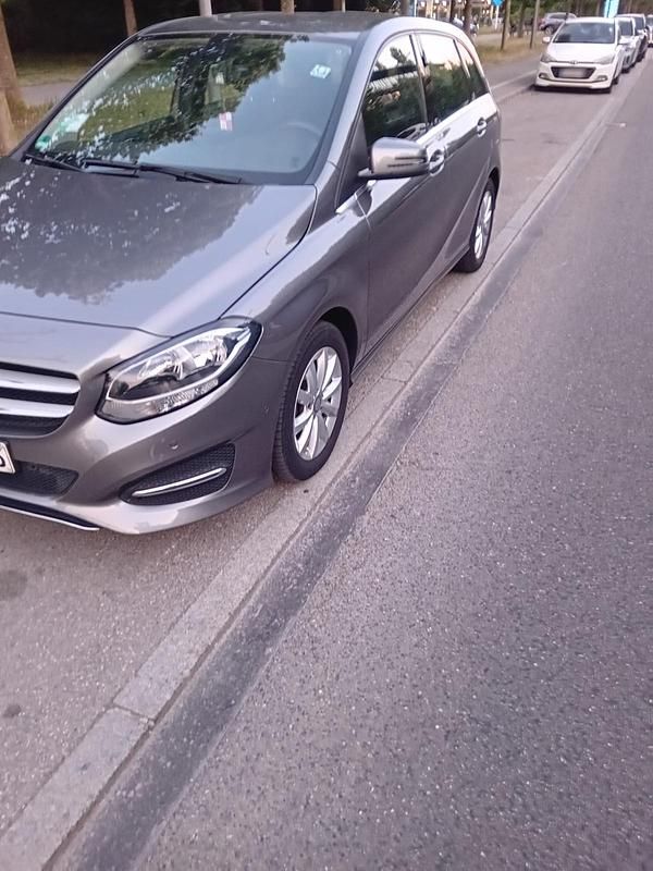 Gebraucht Mercedes B180 110 PS (80 kW) 2018 Grau Van / Kleinbus
