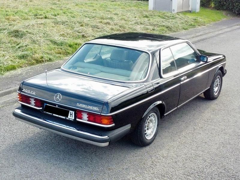 Gebraucht Mercedes 300 125 PS (91 kW) 1984 Schwarz Coupé