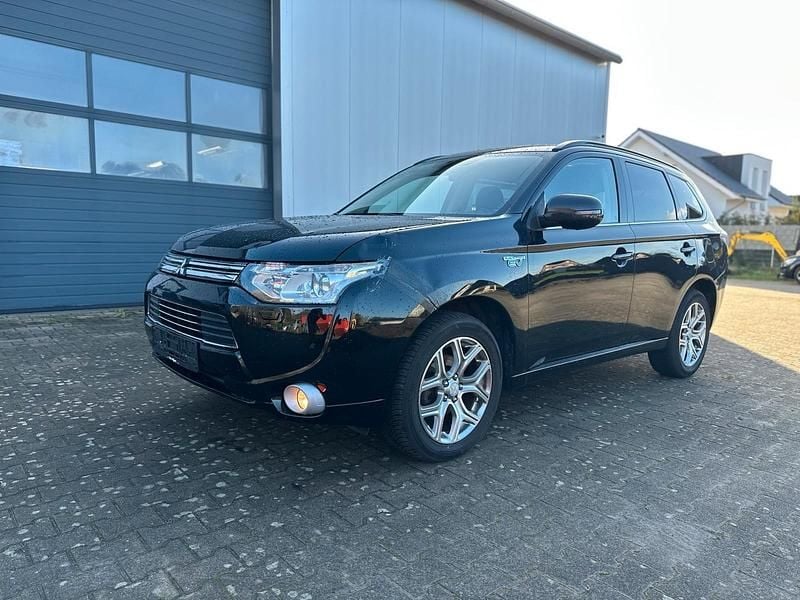 Schwarz Gebraucht 2014 Mitsubishi Outlander P-HEV SUV | 6.890 € (Fairer Preis) - Bild 1/4