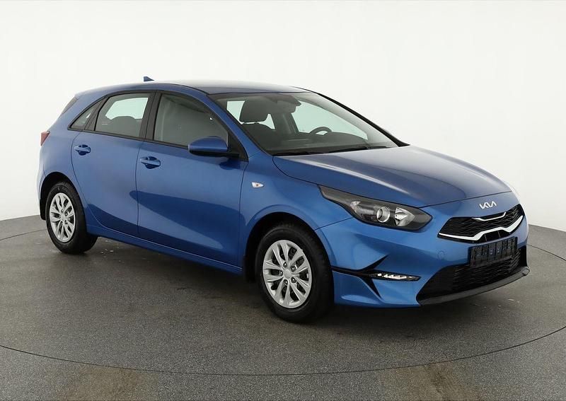 Blue flame metallic Neu 2025 Kia Ceed Limousine | 23.245 € (Guter Preis) - Bild 1/4