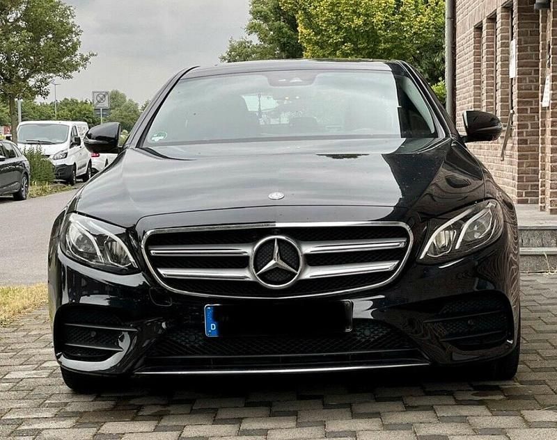 Schwarz Gebraucht 2016 Mercedes E220 AMG line Limousine | 24.500 € (Fairer Preis) - Bild 1/4