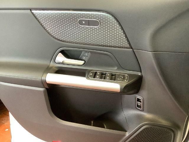 Gebraucht Mercedes GLA200 Progressive 163 PS (119 kW) 2024 Weiß SUV