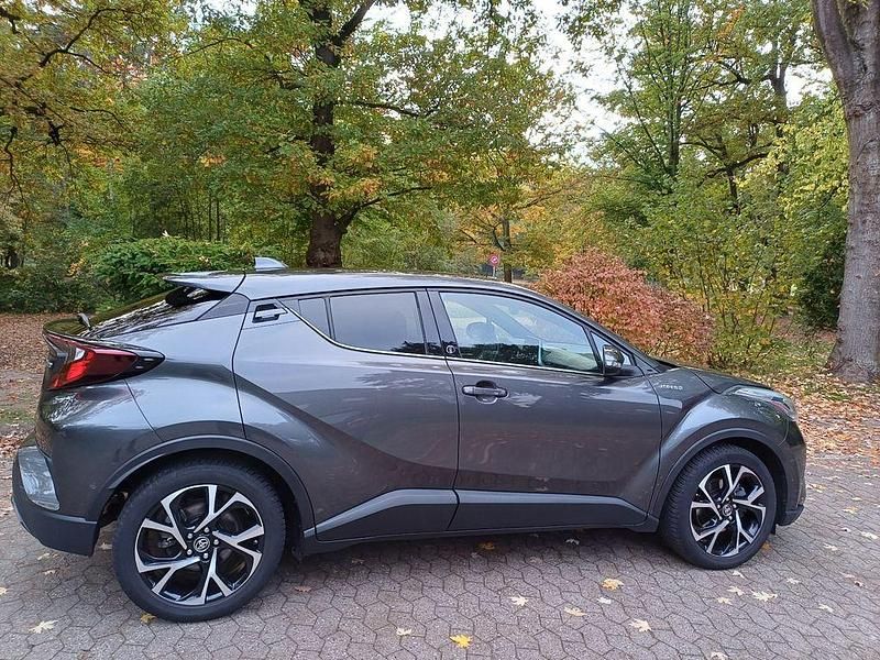 Grau Gebraucht 2021 Toyota C-HR Team SUV | 22.950 € (Fairer Preis) - Bild 1/4