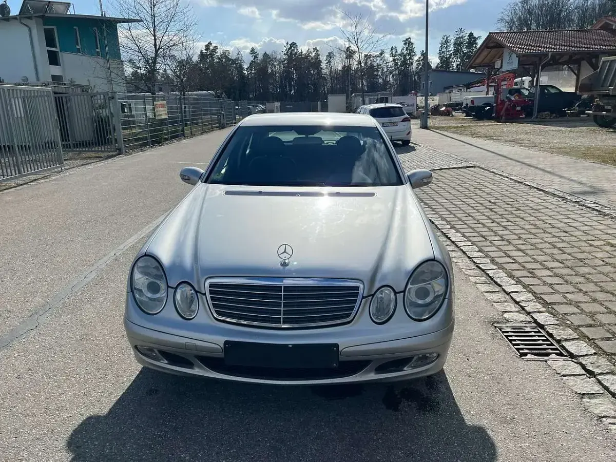 Second-hand Mercedes E220 Elegance 95 CP (69 kW) 2004 Argintiu Berlinǎ