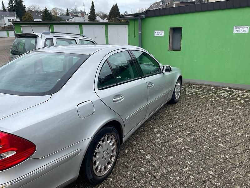 Gebraucht Mercedes E240 2004 Silber Limousine