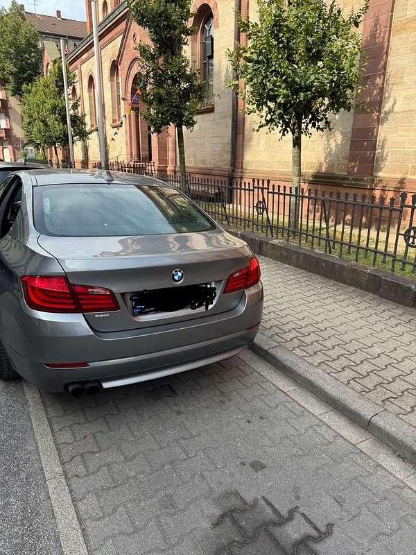 Grau Gebraucht 2012 BMW 530 Limousine | 10.400 € (Fairer Preis) - Bild 1/4