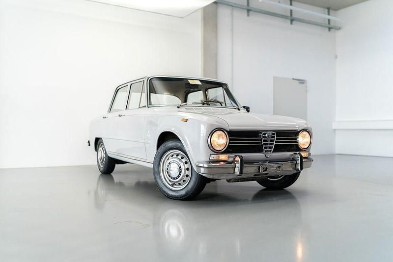 Grau Gebraucht 1971 Alfa Romeo Giulia 1300 Super Limousine | 21.900 € - Bild 1/4