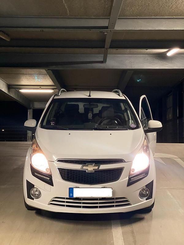 Weiß Gebraucht 2011 Chevrolet Spark LS Kleinwagen | 2.700 € (Fairer Preis) - Bild 1/4