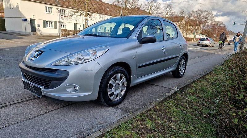 Gebraucht Peugeot 206 60 PS (44 kW) 2012 Silber Limousine