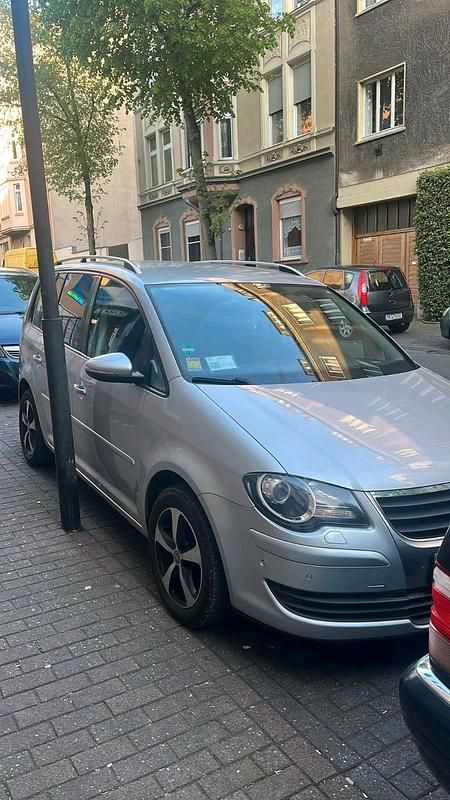 Silber Gebraucht 2010 VW Touran Van / Kleinbus | 5.500 € - Bild 1/4