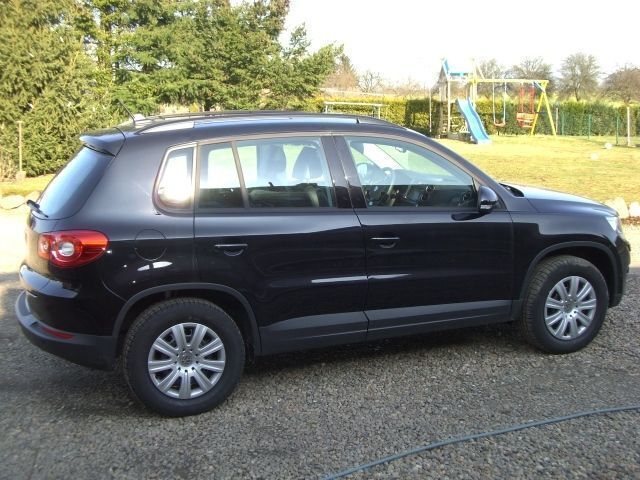 Gebraucht VW Tiguan 140 PS (102 kW) 2010 Schwarz metallic SUV