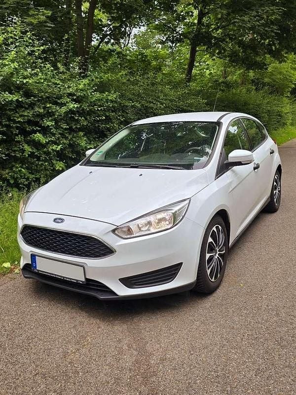 Weiß Gebraucht 2015 Ford Focus Ambiente Kleinwagen | 3.599 € (Guter Preis) - Bild 1/4