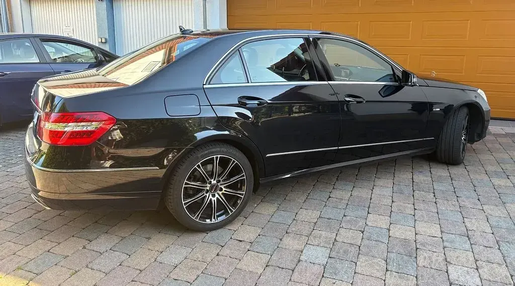 Gebraucht Mercedes E220 Avantgarde 170 PS (125 kW) 2012 Schwarz Limousine