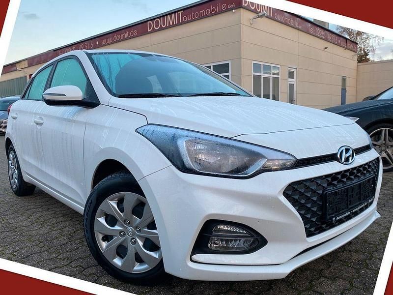 Weiß Gebraucht 2012 Hyundai i30 Classic Limousine | 3.900 € (Guter Preis) - Bild 1/4