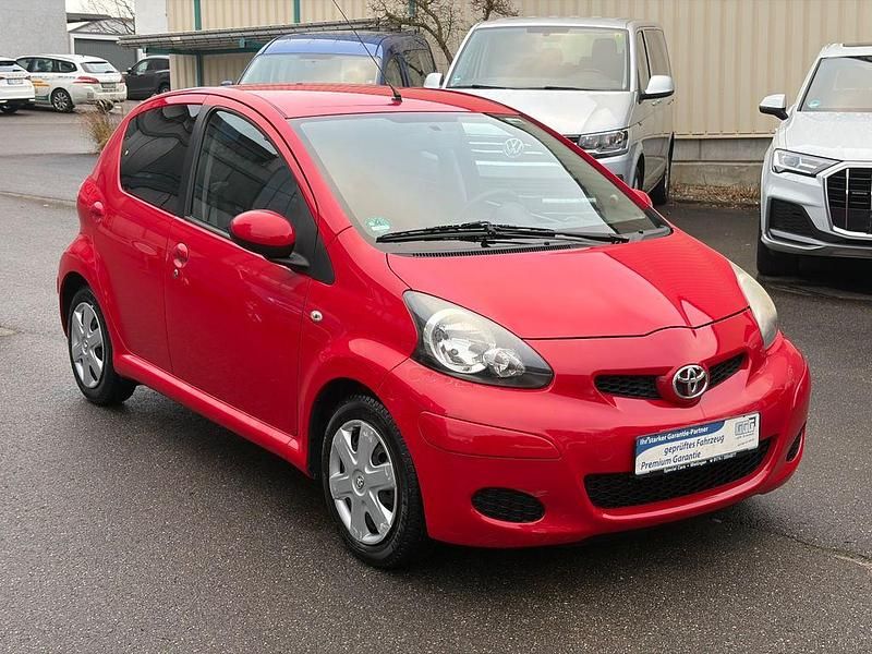 Rot Gebraucht 2011 Toyota Aygo Edition Kleinwagen | 4.990 € (Fairer Preis) - Bild 1/4