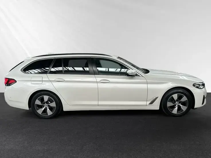Gebraucht BMW 520 Efficient Dynamics 190 PS (139 kW) 2022 Mineralweiß metallic Kombi