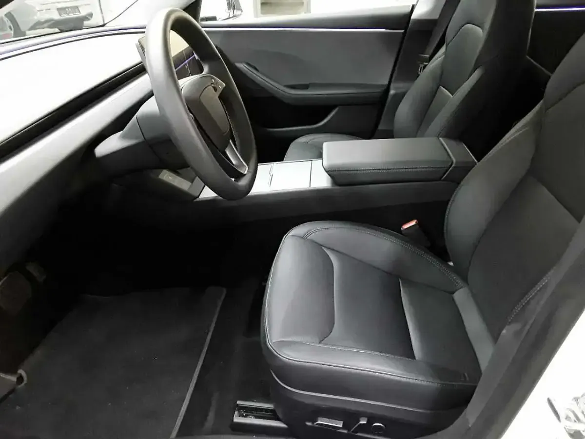 Gebraucht Tesla Model 3 RWD 208 kW (283 PS) 2024 Pearl white multicoat Limousine