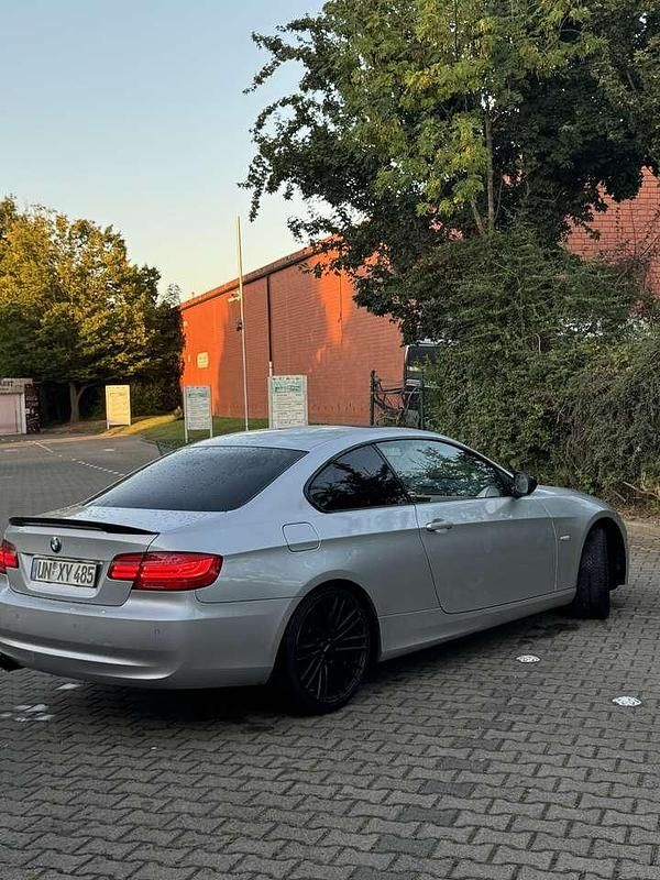 Gebraucht BMW 330 245 PS (180 kW) 2011 Silber Coupé