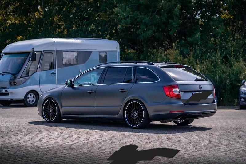 Gebraucht Skoda Superb 140 PS (102 kW) 2015 Grau Kombi