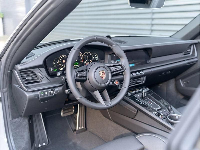 Neu Porsche 911 Targa 4 541 PS (397 kW) 2025 Grau Cabrio