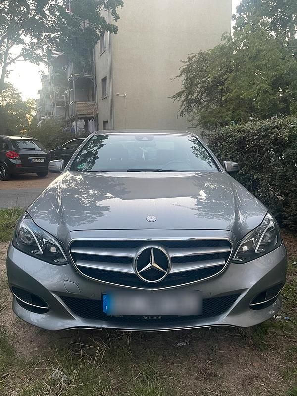 Grau Gebraucht 2014 Mercedes E220 Limousine | 16.500 € (Fairer Preis) - Bild 1/4