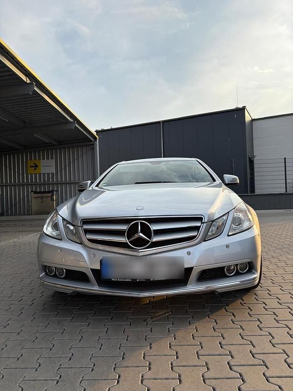 Grau Gebraucht 2010 Mercedes E250 Coupé | 8.500 € (Superpreis) - Bild 1/4