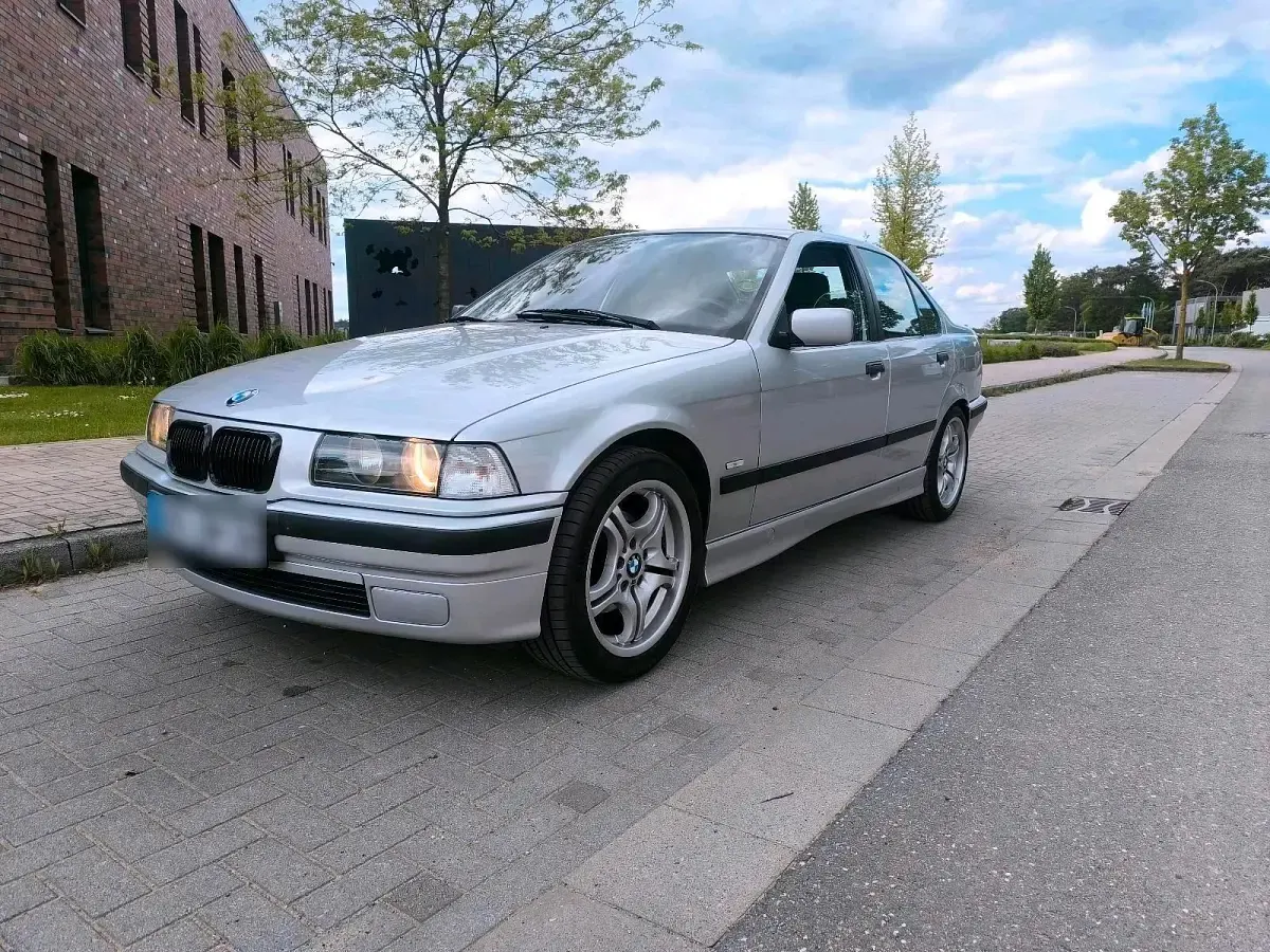 Gebraucht BMW 318 120 PS (88 kW) 1998 Silber Limousine