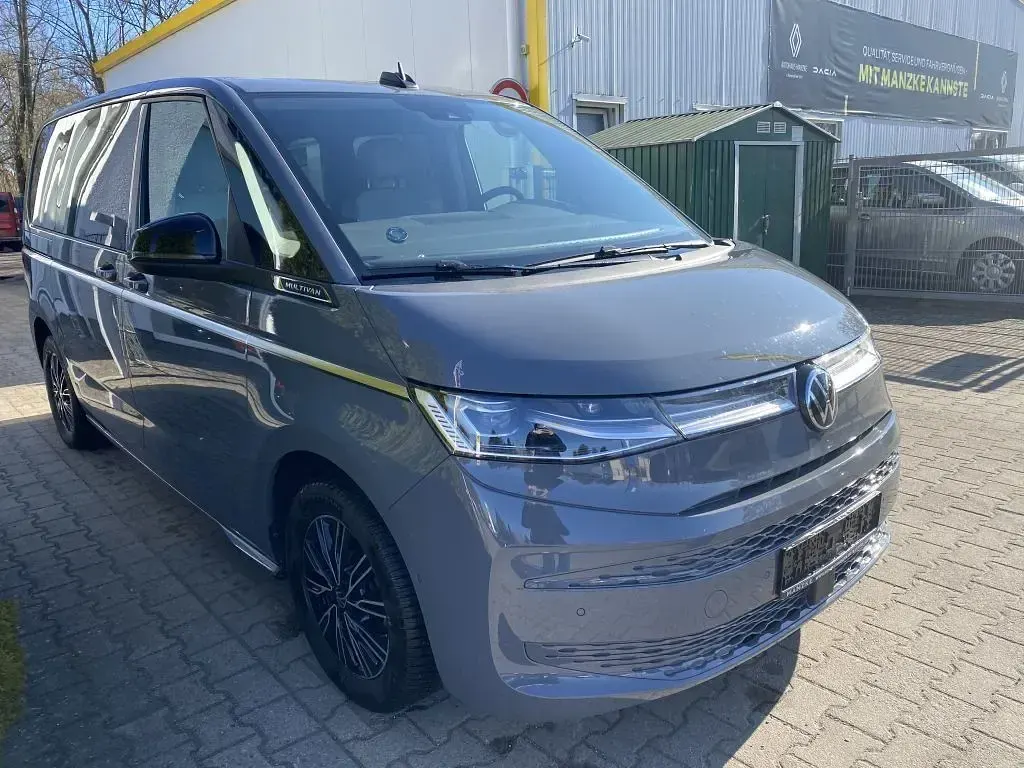 Gebraucht VW Multivan Style 150 PS (110 kW) 2024 Pure grey, pure grey Van / Kleinbus