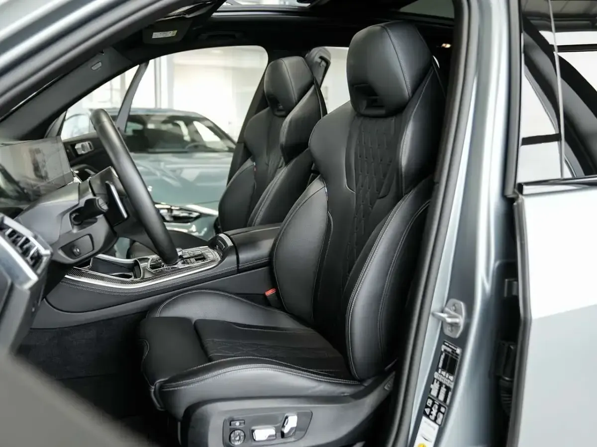 Gebraucht BMW X5 M Sport 298 PS (219 kW) 2024 Frozen pure grey SUV