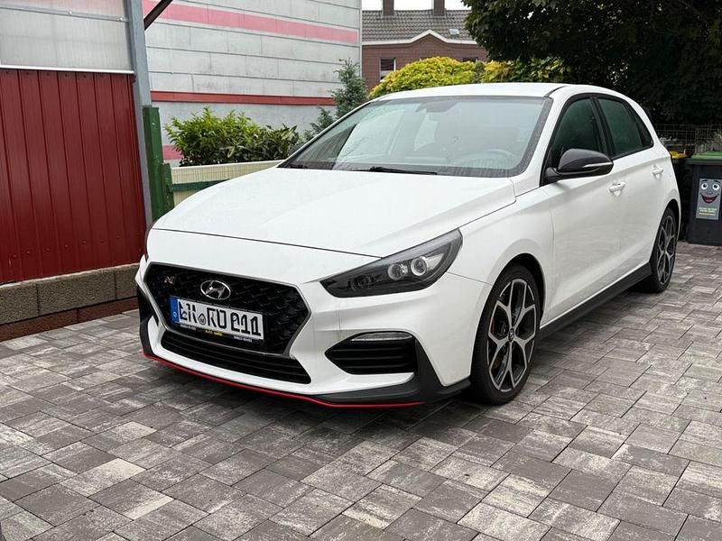 Weiß Gebraucht 2018 Hyundai i30 Limousine | 20.100 € (Fairer Preis) - Bild 1/4