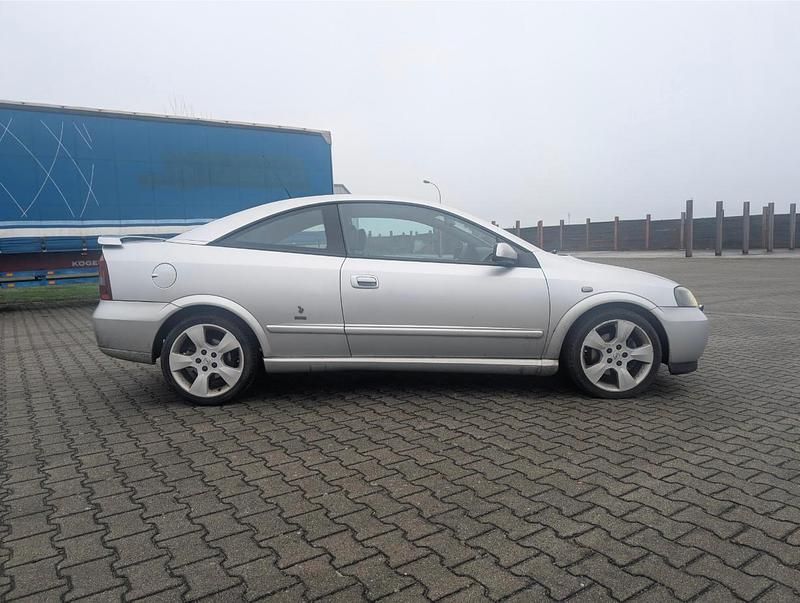 Second-hand Opel Astra 146 CP (107 kW) 2003 Argintiu Coupe