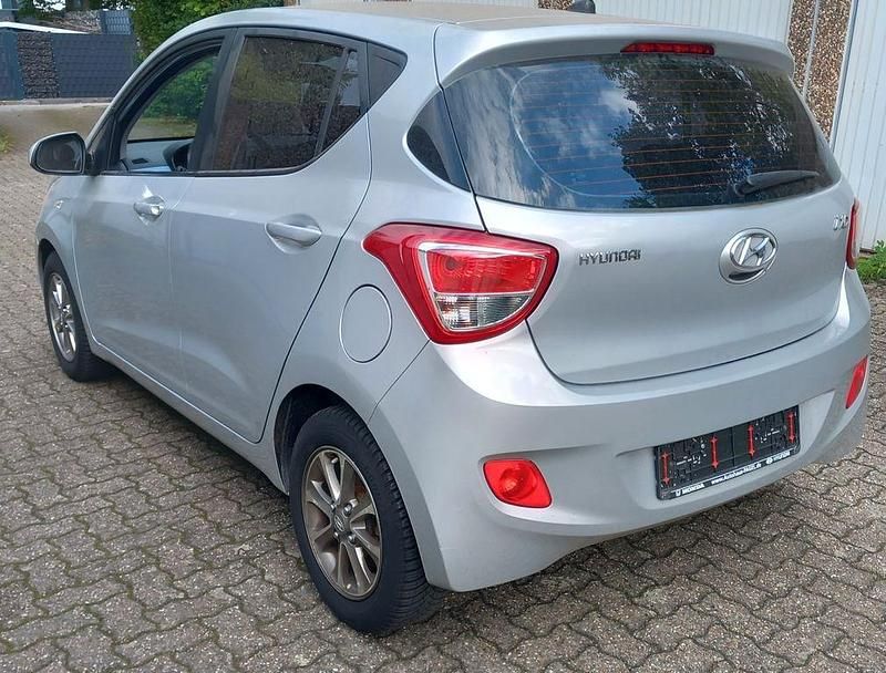 Gebraucht Hyundai i10 67 PS (49 kW) 2014 Silber Kleinwagen