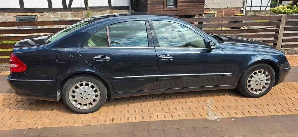 Gebraucht Mercedes E200 Classic 163 PS (119 kW) 2003 Blau Limousine