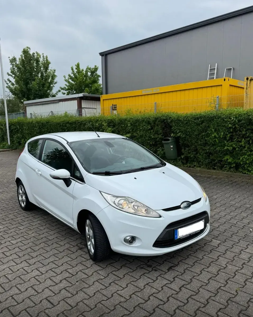 Gebraucht Ford Fiesta 86 PS (63 kW) 2010 Weiß Kleinwagen