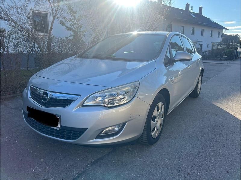 Silber Gebraucht 2012 Opel Astra Selection Limousine | 2.999 € (Superpreis) - Bild 1/4