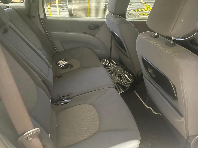 Second-hand Hyundai Matrix 103 CP (75 kW) 2005 Argintiu Monovolum