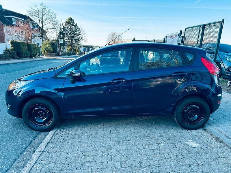 Gebraucht Ford Fiesta Ambiente 69 PS (50 kW) 2011 Blau Kleinwagen