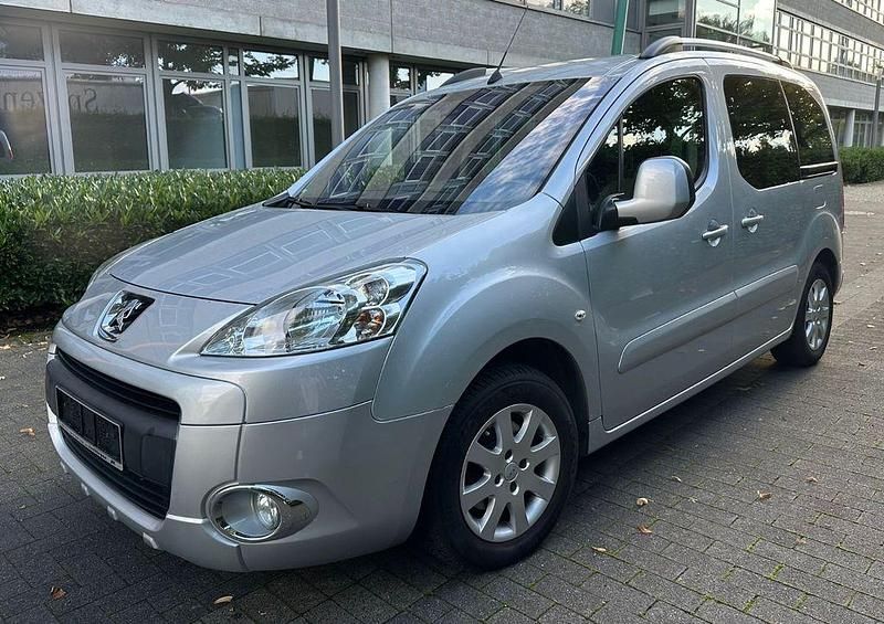 Silber Gebraucht 2010 Peugeot Partner Tepee Premium Van / Kleinbus | 11.600 € (Teuer) - Bild 1/4